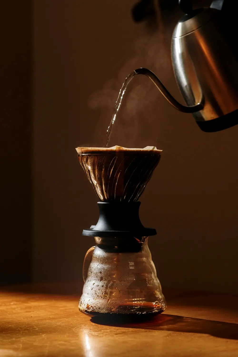 Barista menuang kopi seduh manual dengan ketel leher angsa