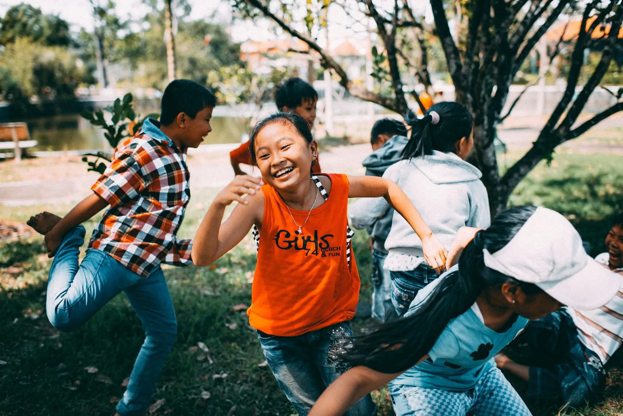 Anak-anak berlarian dan tertawa saat bermain di taman