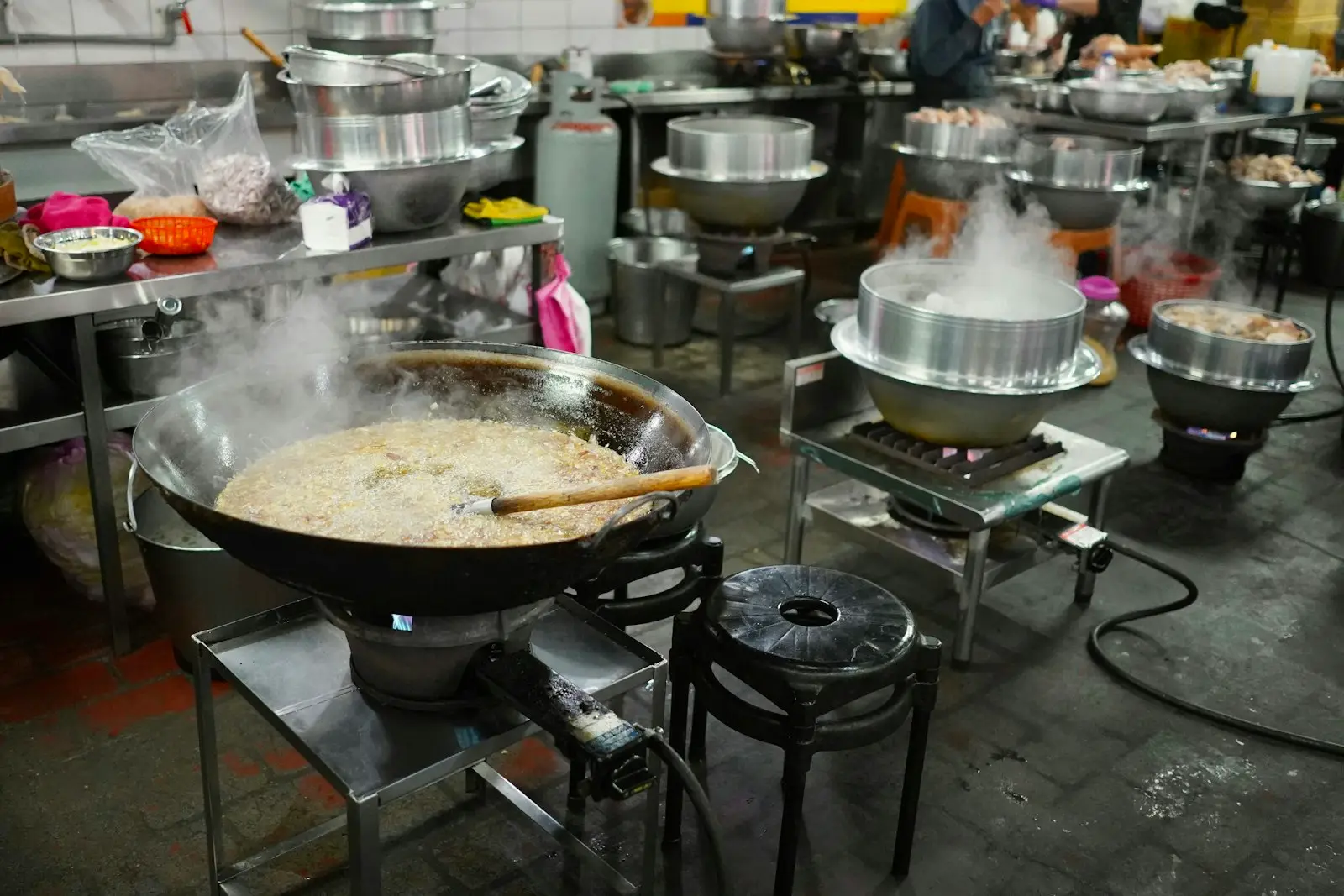 Panci-panci besar di atas kompor dapur katering