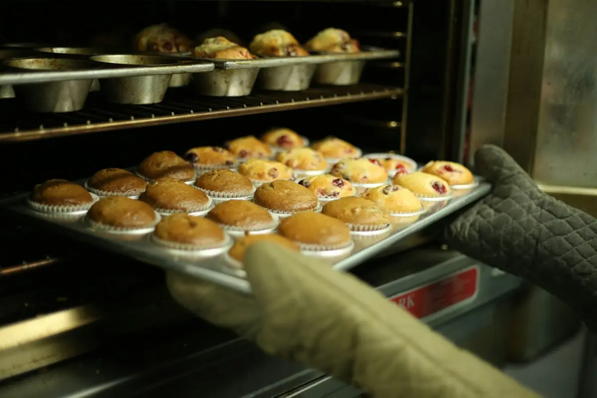 Loyang kue diangkat dari oven