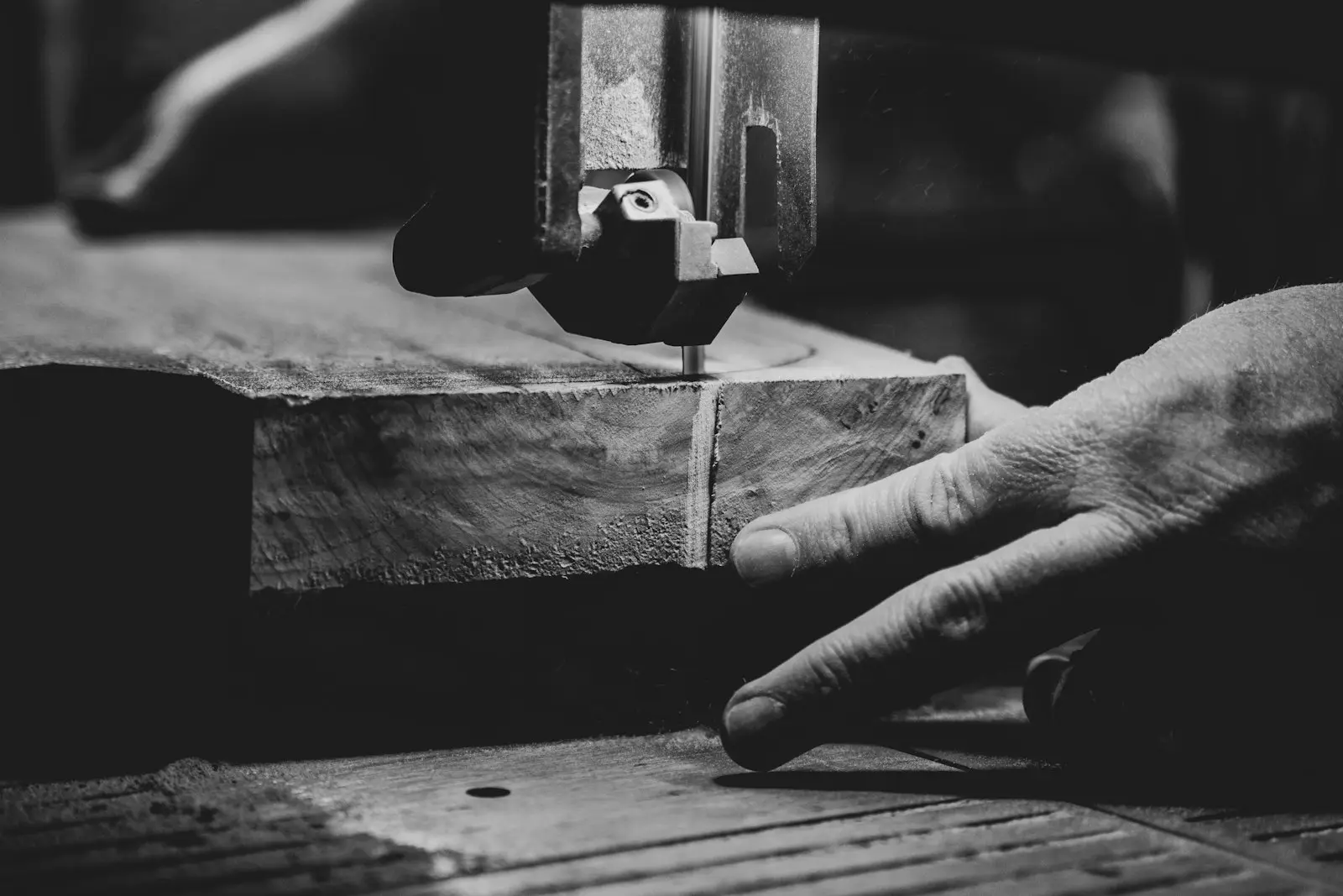 Tangan memeriksa permukaan papan kayu di meja gergaji