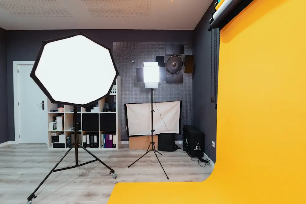 Studio foto dengan lampu softbox dan latar kuning
