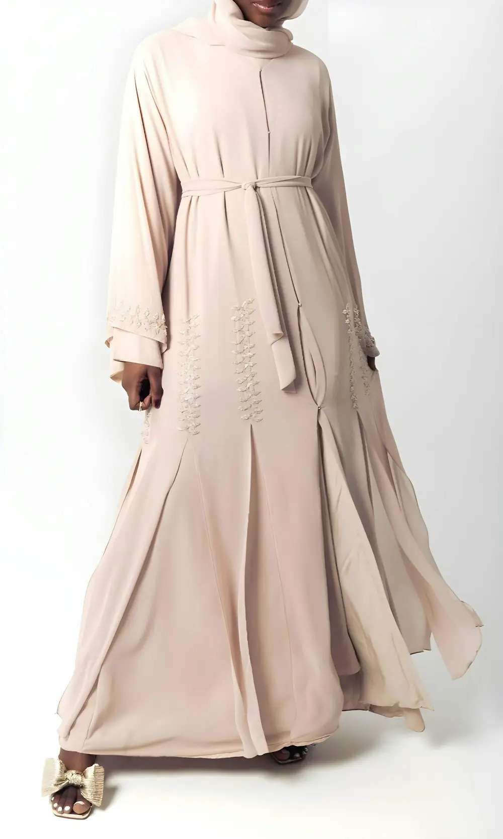 Gamis krem polos dengan potongan panjang