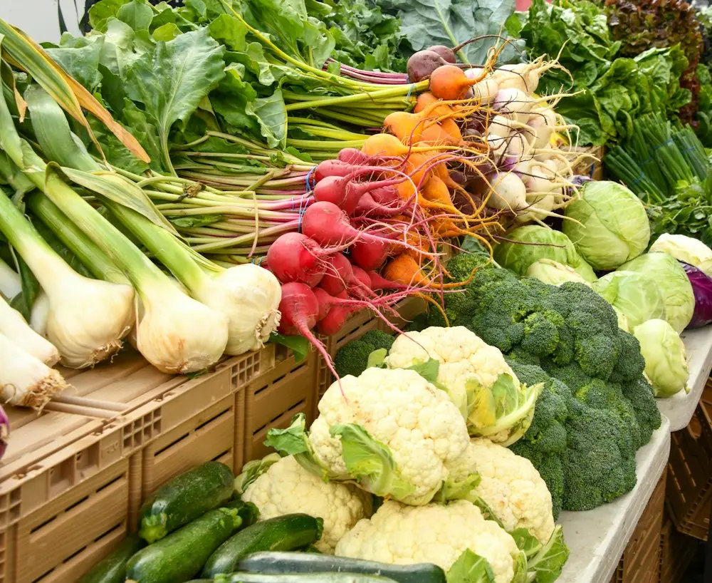 Tumpukan sayur segar di lapak pasar