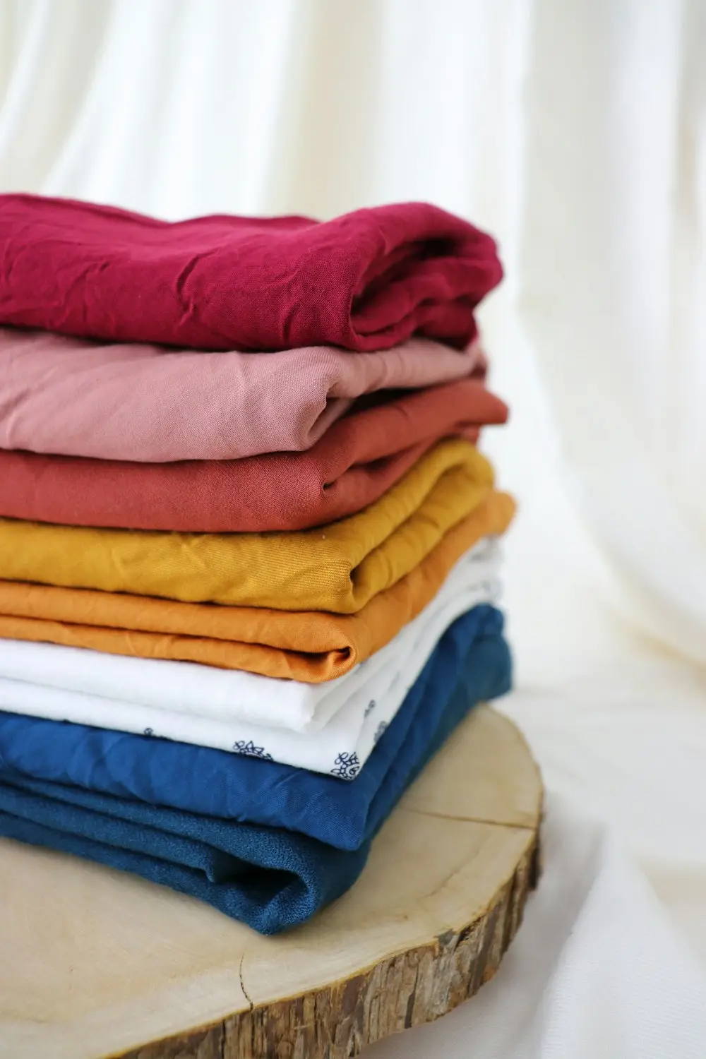 Tumpukan kain hijab berbagai warna