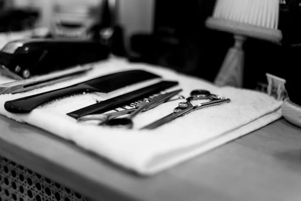 Sisir, gunting, dan pisau cukur di atas handuk